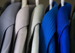 Ropa colgada en perchas - Armarios Vellisa