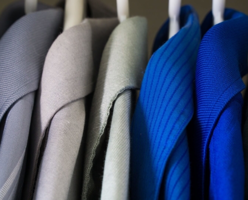 Ropa colgada en perchas - Armarios Vellisa