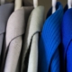 Ropa colgada en perchas - Armarios Vellisa